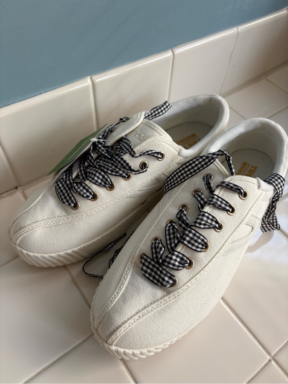 NWOB Women’s Tretorn NYLITE Bold White Canvas Sneakers Gingham Laces Size 9 1/2